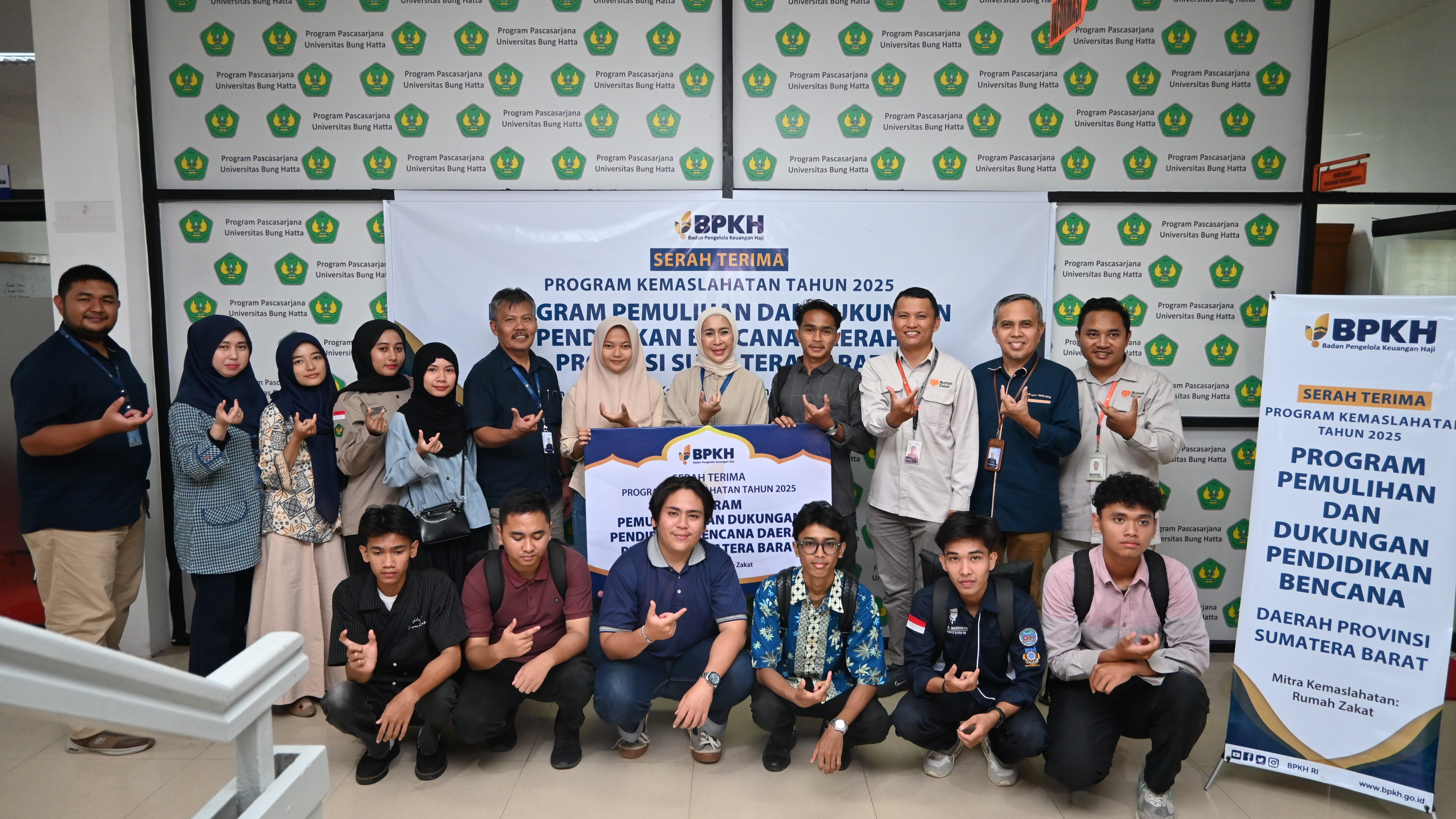 Mahasiswa Universitas Bung Hatta Terdampak Bencana Terima Beasiswa Pemulihan dan Dukungan Pendidikan dari BPKH 