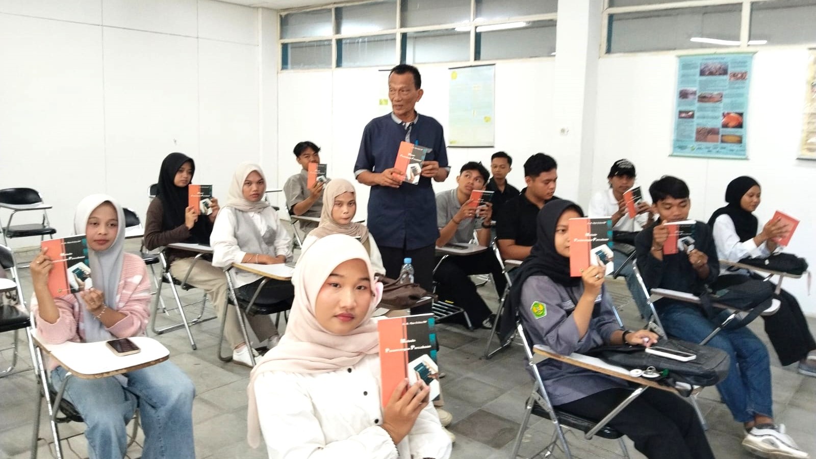 Dosen FPIK Berbagi Ilmu Melalui Buku, Berbagi Buku Gratis  Bagi Mahasiswa