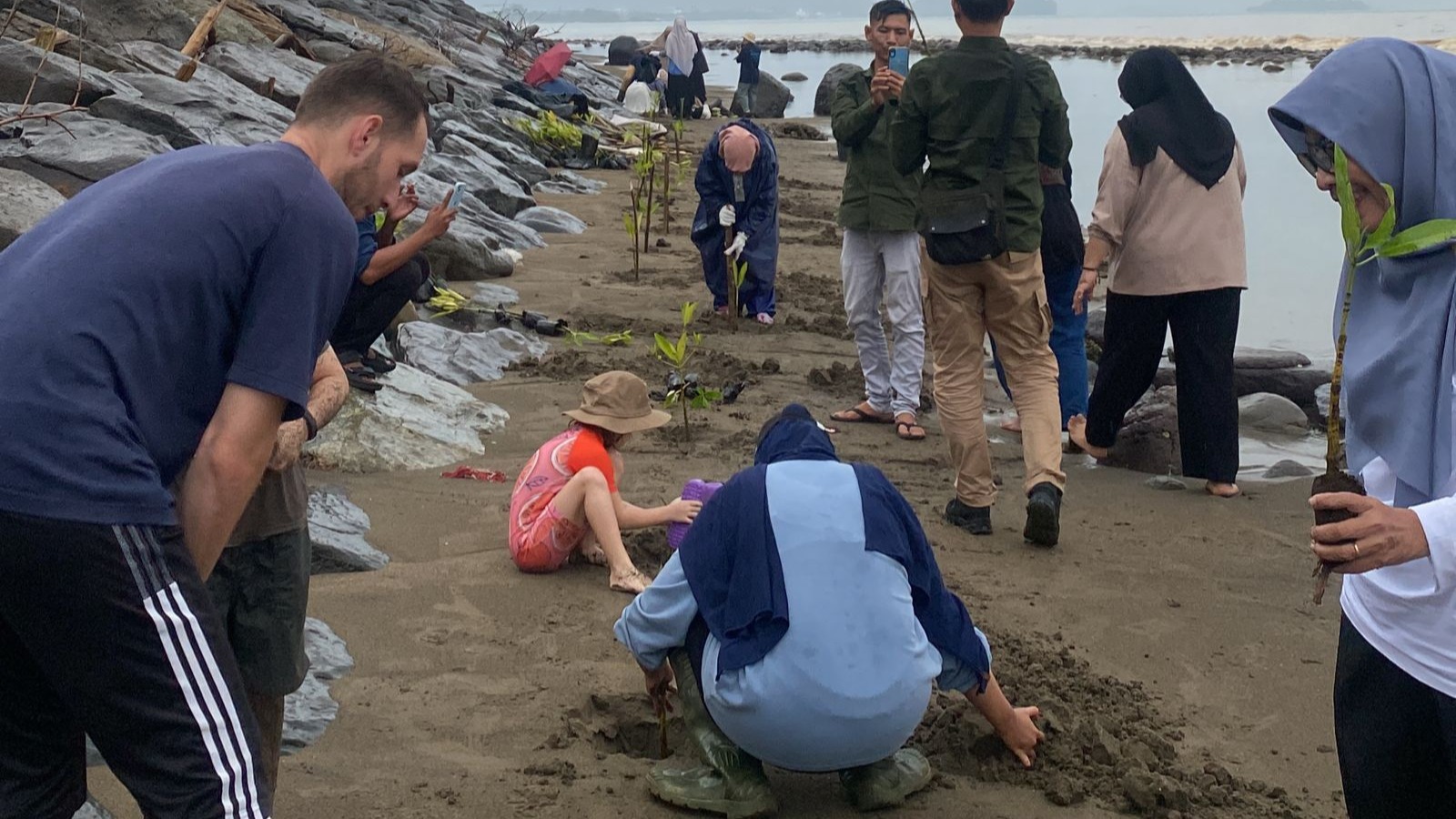 FPIK Universitas Bung Hatta dan Blue Impact Project Gelar Penanaman Mangrove 2026 untuk Peringati Hari Bumi