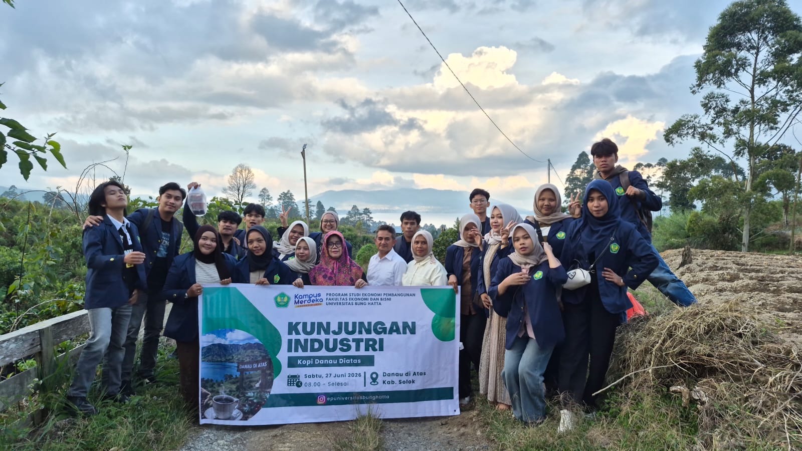 Mahasiswa Ekonomi Pembangunan Universitas Bung Hatta Lakukan Kunjungan Industri ke Kopi Danau Diatas dan Agrowisata Stroberi di Kabupaten Solok