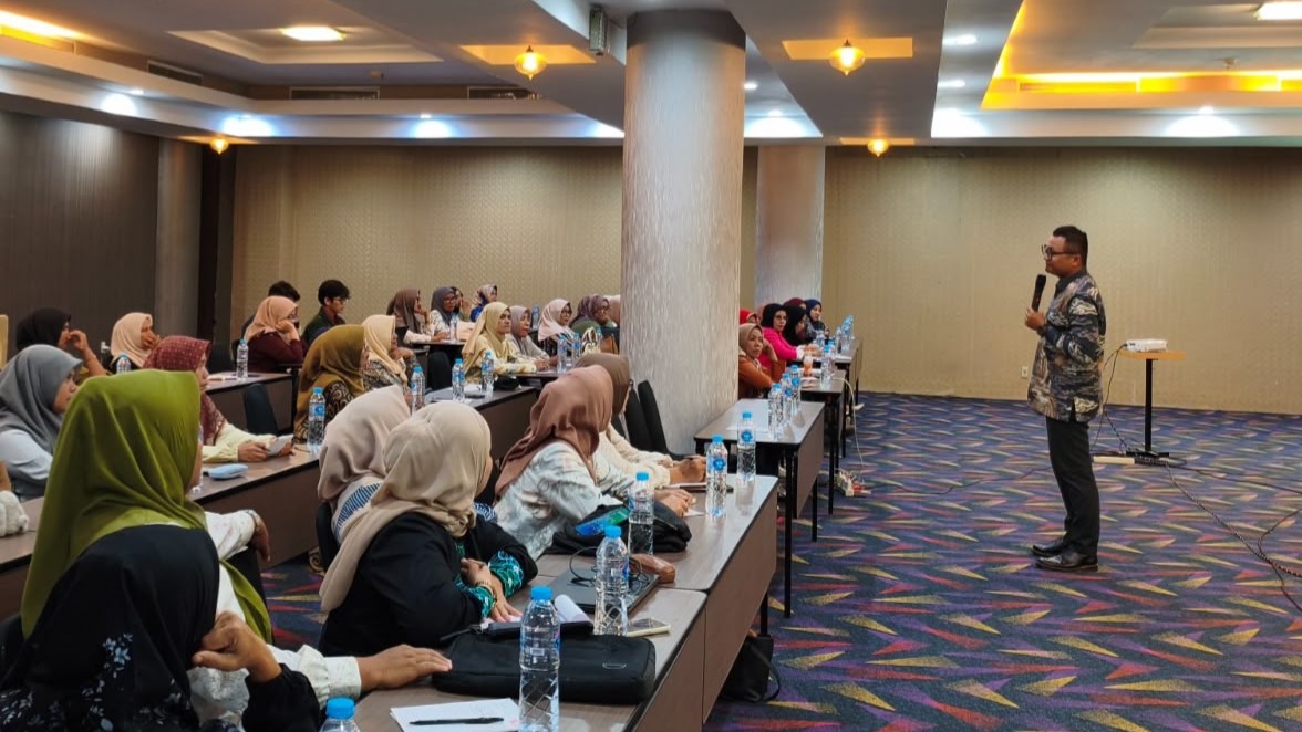 Universitas Bung Hatta Berikan Edukasi Literasi Digital Perempuan Rentan 