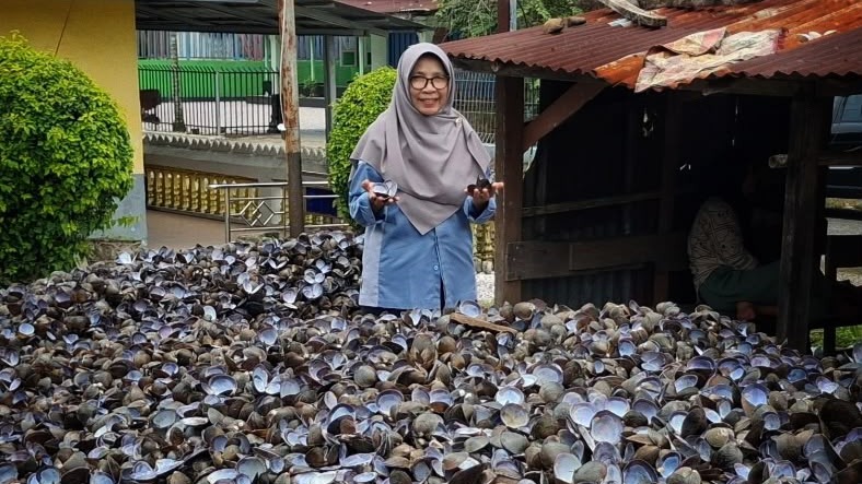 Prof. Dr. Yusra, M.Si Lolos Penerima Program RIIM Kompetisi Gelombang 11 BRIN, Usung Inovasi Bioplastik dari Limbah Cangkang Kerang Lokan