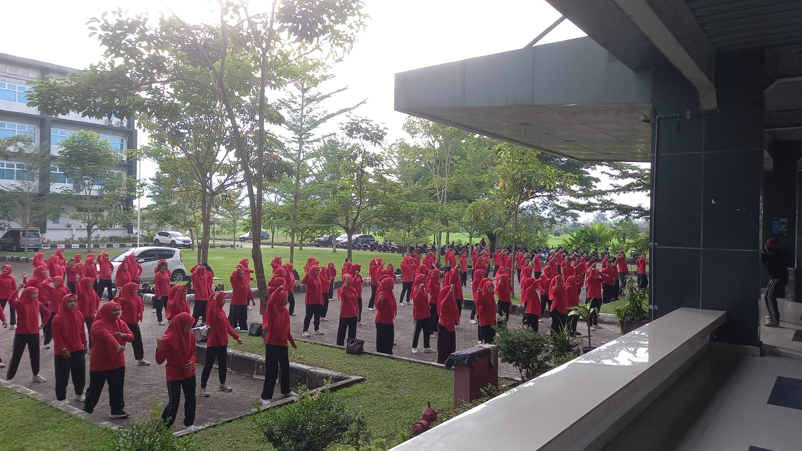 Senam Pagi Fakultas Hukum Universitas Bung Hatta Bangun Kebersamaan dan Hidup Sehat
