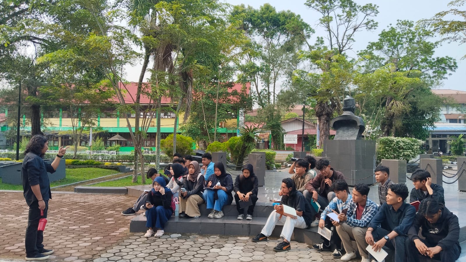 Mahasiswa Arsitektur Universitas Bung Hatta Eksplorasi Ruang Kota melalui Kuliah Lapangan