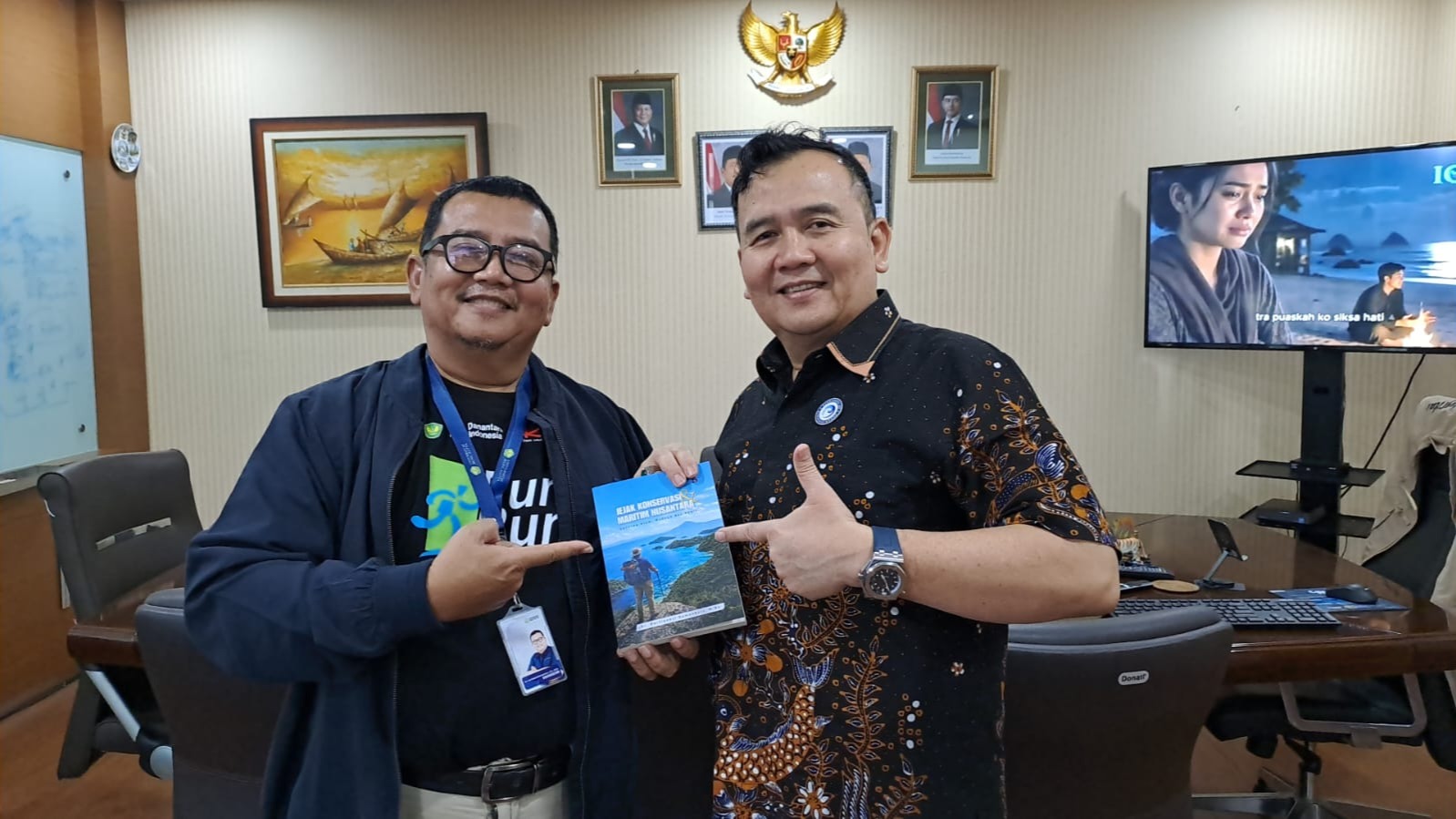 Dosen FPIK Universitas Bung Hatta Serahkan Buku Jejak Konservasi dan Maritim Nusantara kepada KKP untuk Penguatan SDM