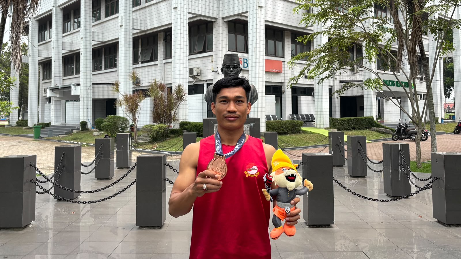 Rozi Saputra Anggota Security Universitas Bung Hatta Raih Medali Perunggu Wushu Porprov Sumbar 2026