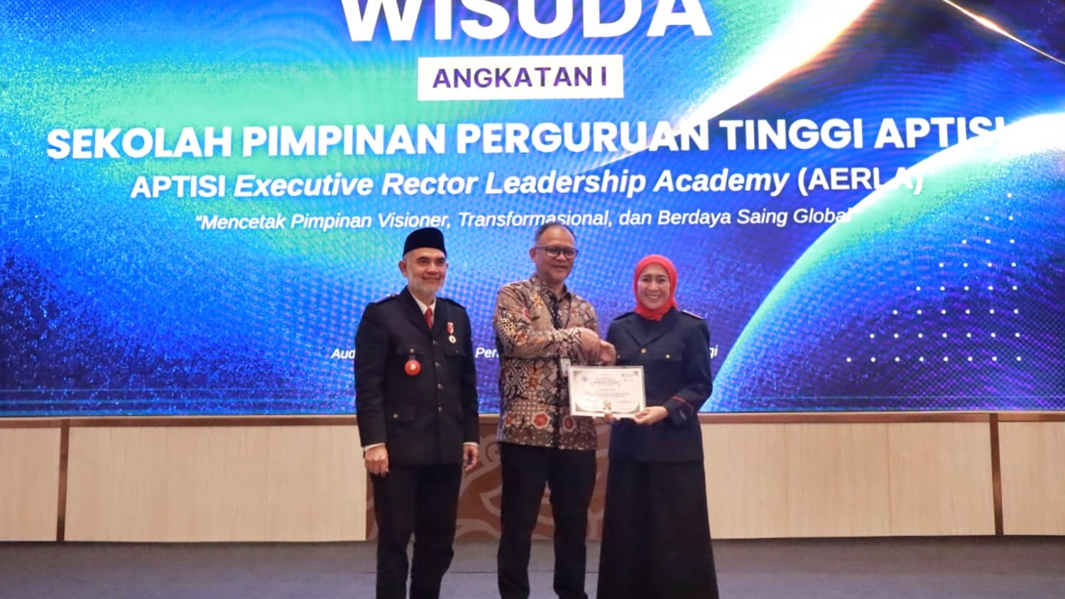 Rektor Universitas Bung Hatta Lulus Sekolah Kepemimpinan APTISI-AERLA