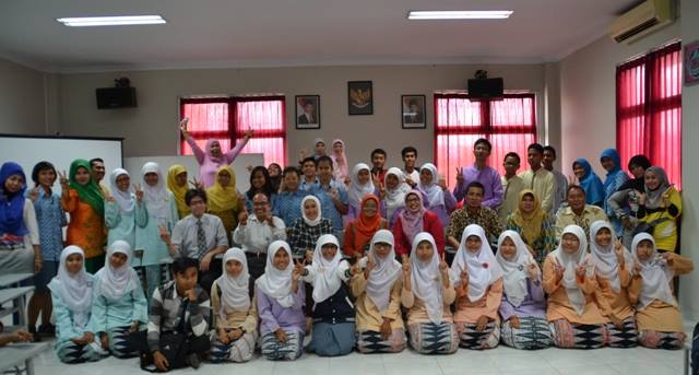 Dosen Sastra Jepang Universitas Bung Hatta Latih Pelajar SMA/SMK Berpidato