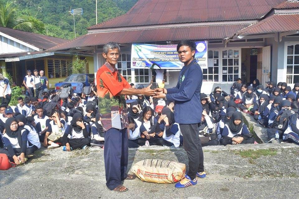 450 Mahasiswa Fakutas Ekonomi Universitas Bung Hatta Bantu Masyarakat Koto Tangah