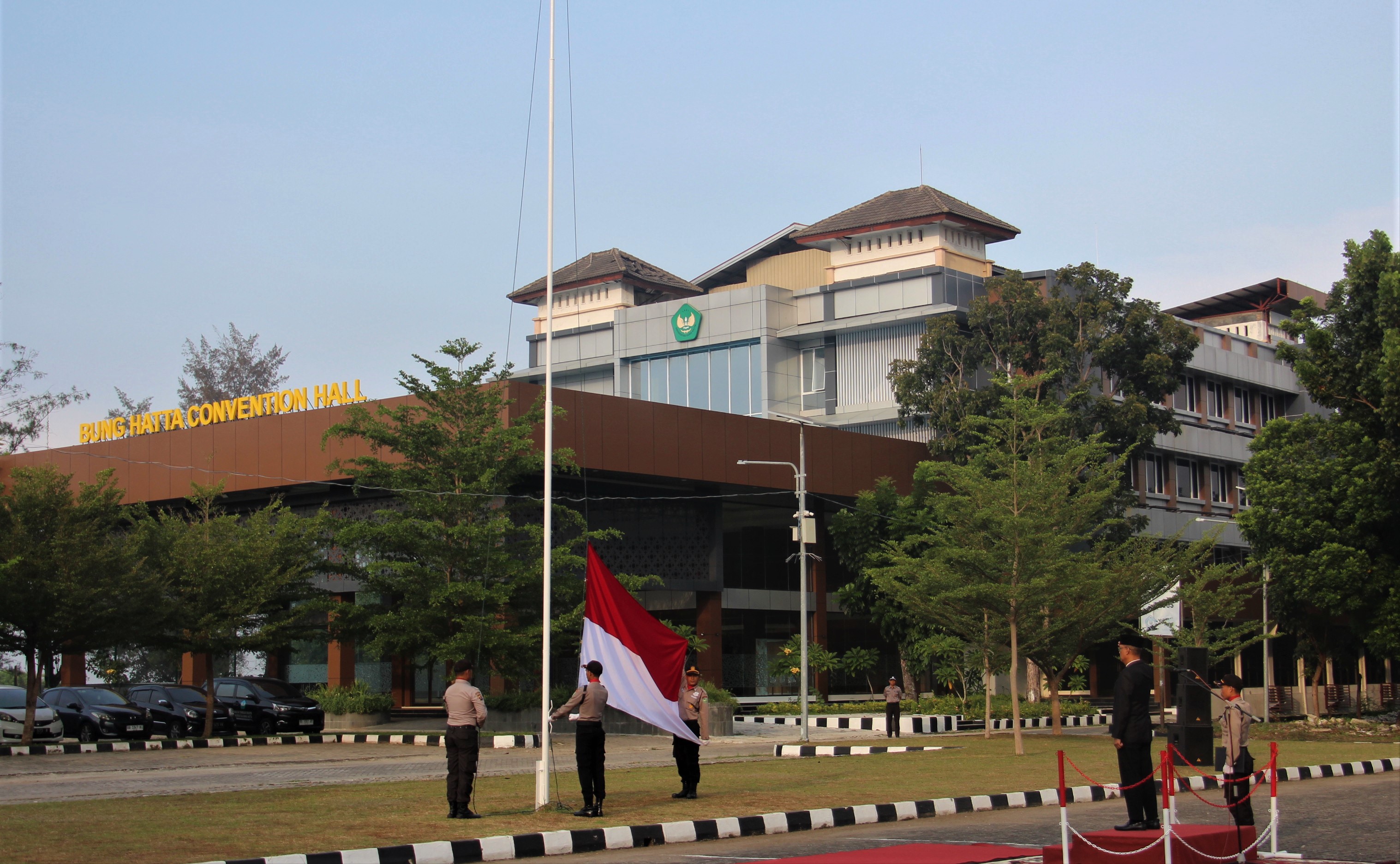 Upacara HUT RI Ke 78 di UBH:Pentingnya Gotong Royong, Perjuangan Menggerakkan Program MBKM