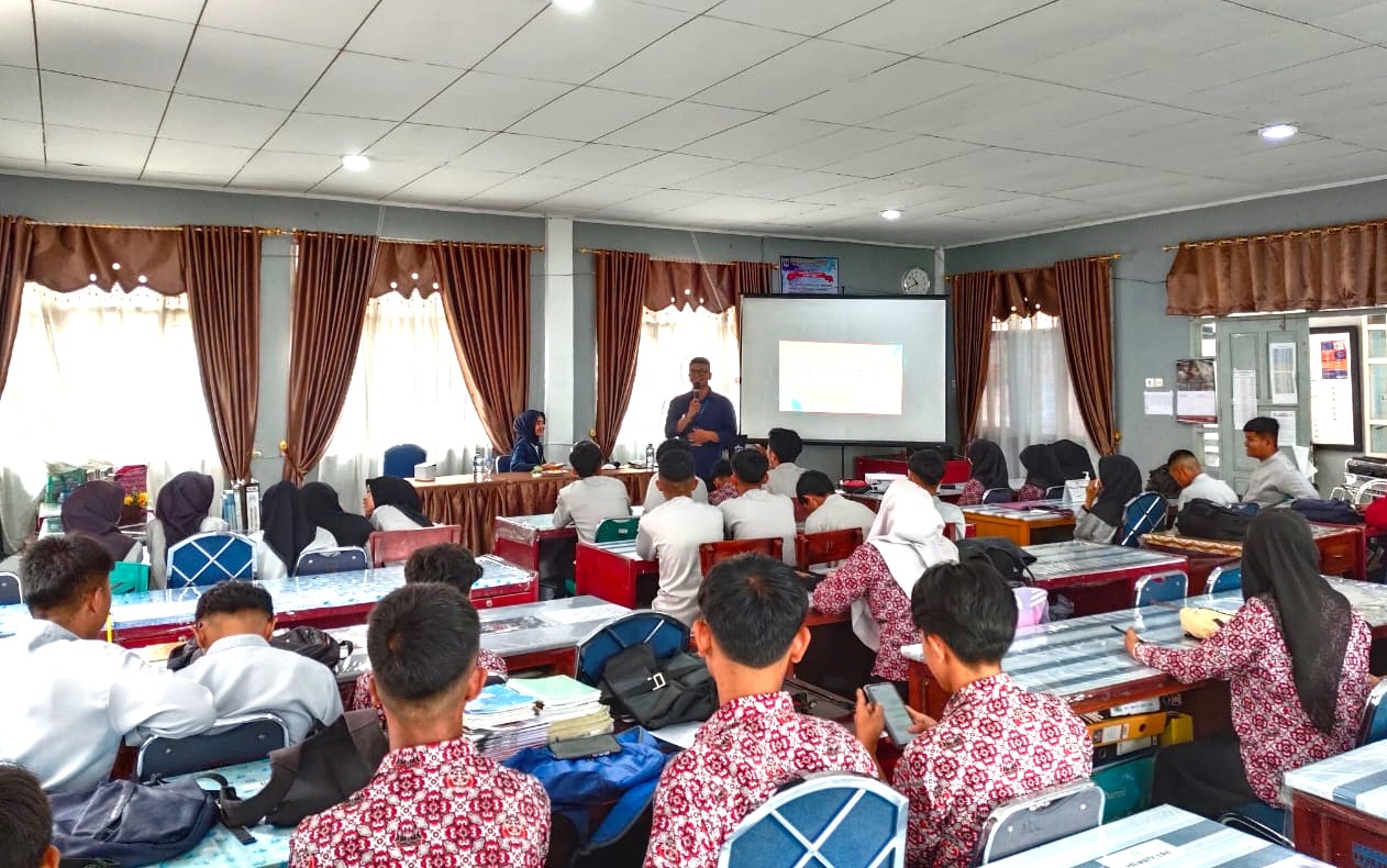 Tim Promosi Universitas Bung Hatta Ajak Siswa SMKN 2 Padang Panjang Bijak Bermedia Sosial