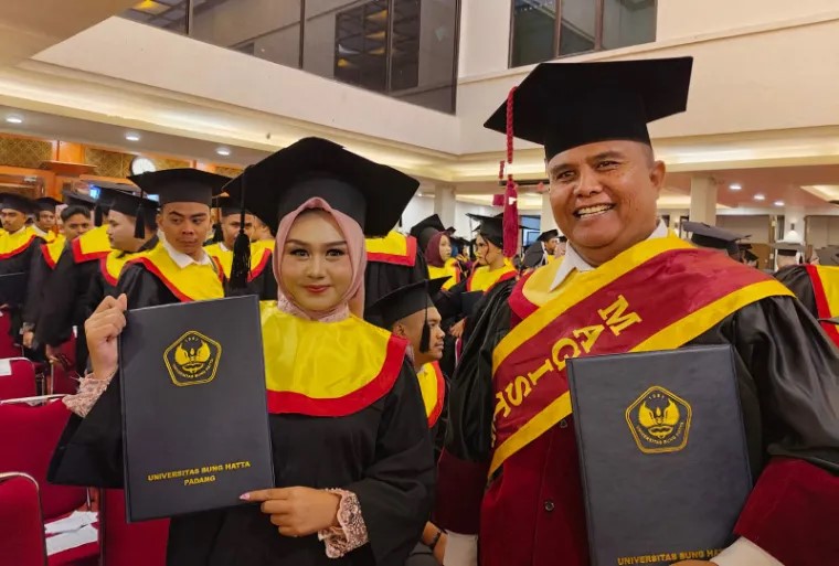 Momen Langka di Wisuda ke-83 UBH: Ayah dan Anak Raih Gelar Magister Ilmu Hukum dan Sarjana Hukum