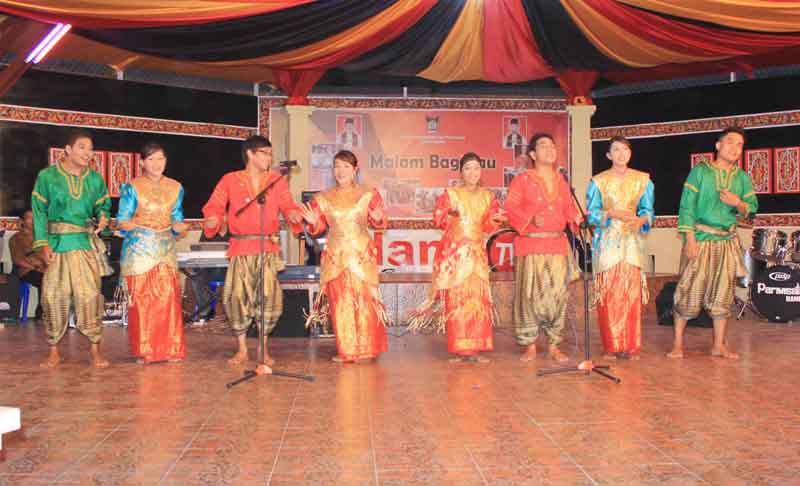 "Pacu Kudo" Bung Hatta Voice, Hoyak Pengunjung Pantai Padang