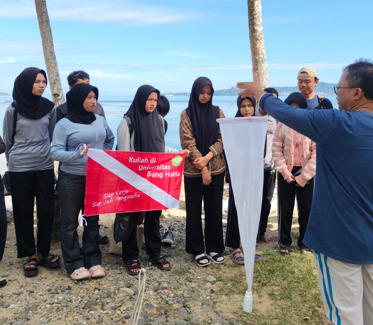 Keseruan Praktikum Lapangan Biologi Laut Mahasiswa Prodi Pemanfaatan Sumberdaya Perikanan FPIK-UBH