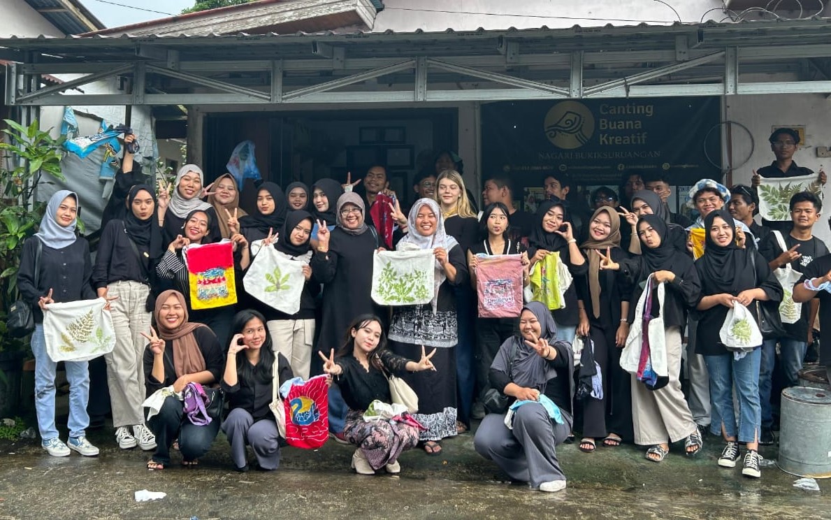 Belajar Membatik Tulis, Mahasiswa Sastra Inggris FIB Kunjungi Batik Tulis Ecoprint Canting Buana Padang Panjang