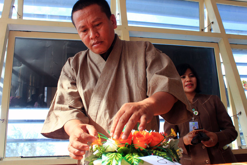 HUT Ikanita UBH: Bapak-Bapak pun Ikut Merangkai Bunga