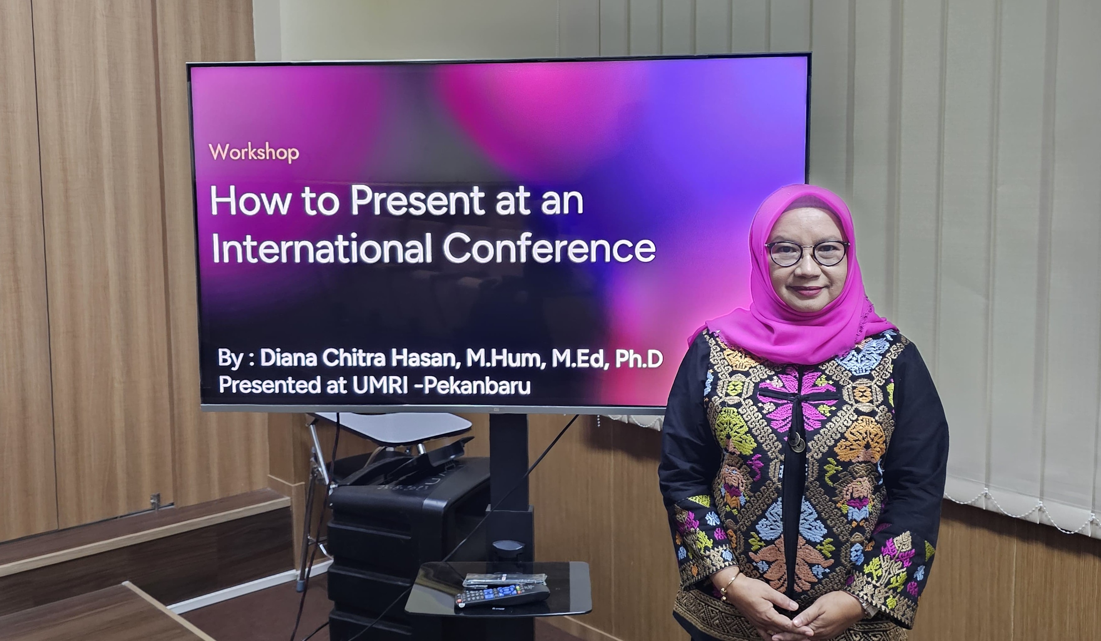 Dekan FIB-UBH Diana Chitra Hasan, M.Hum., M.Ed., Ph.D Berikan Materi How to Present at an International Conference di UPT Bahasa UMRI