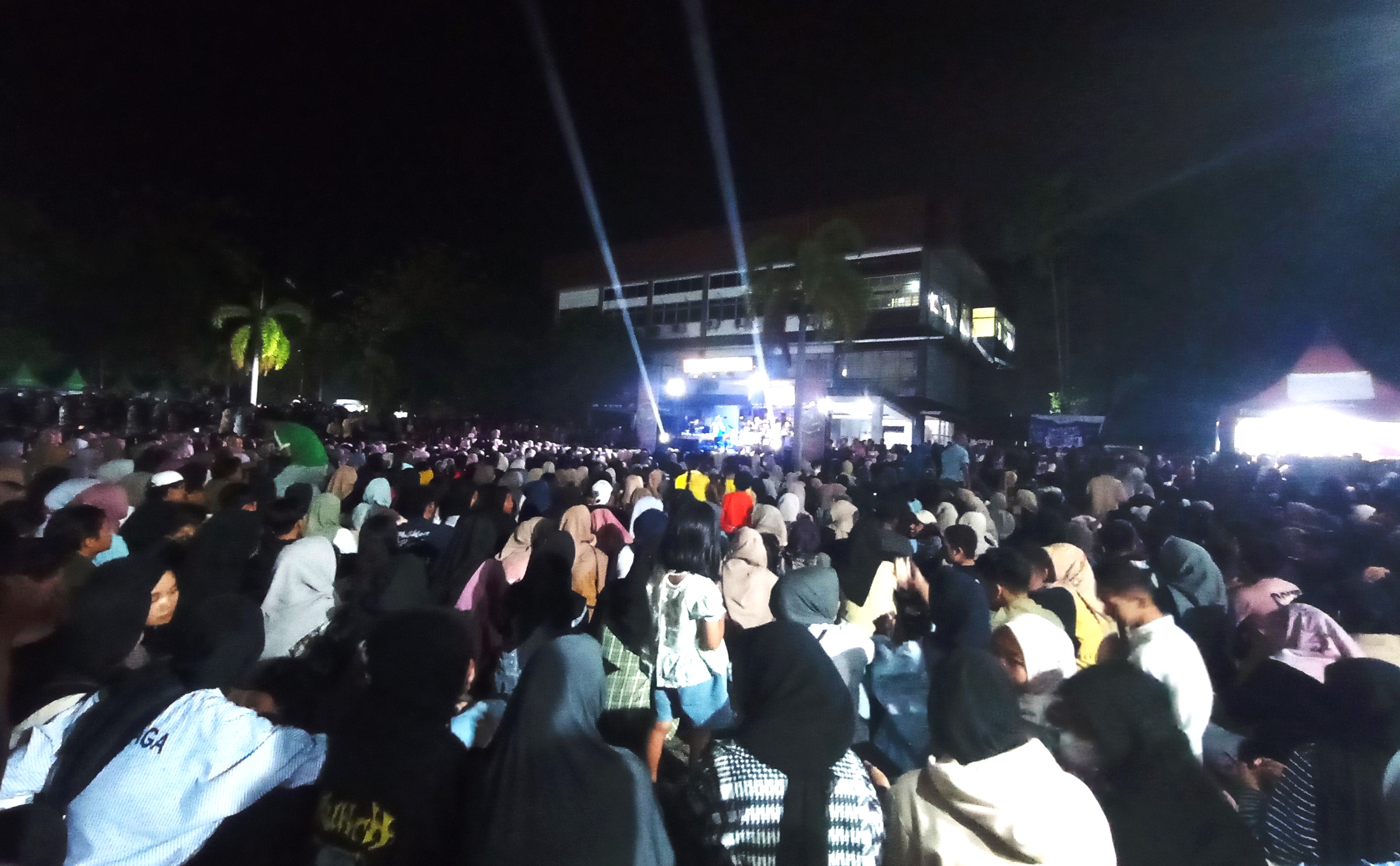 Closing Ceremony SoS BEM-FTSP UBH, Gues Star Darak-Badarak Hipnotis Ribuan Warga Kampus Unversitas Bung Hatta