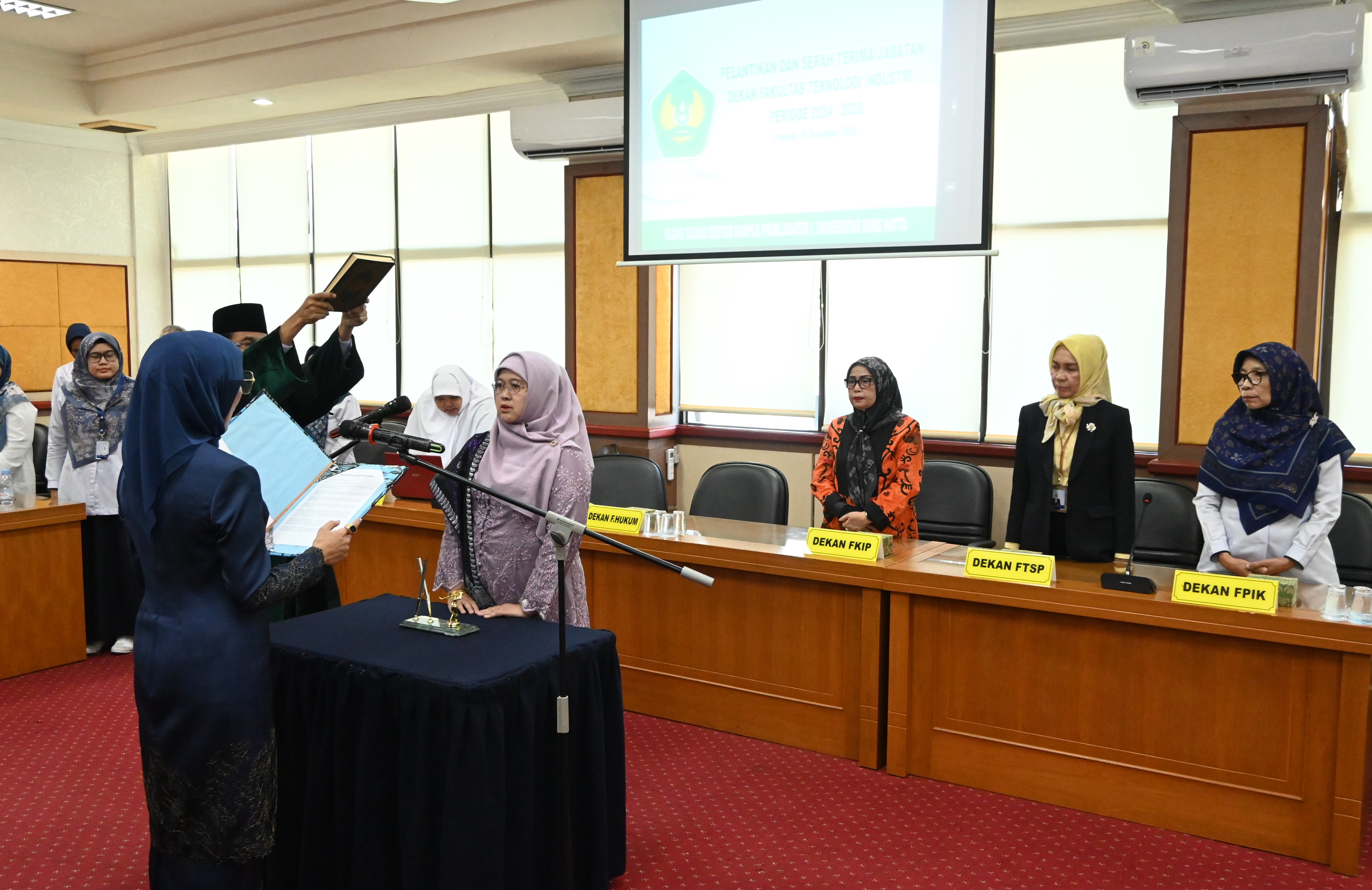 Rektor Universitas Bung Hatta, Kembali Lantik Prof. Dr. Eng. Reni Desmiarti Sebagai Dekan Fakultas Teknologi Industri