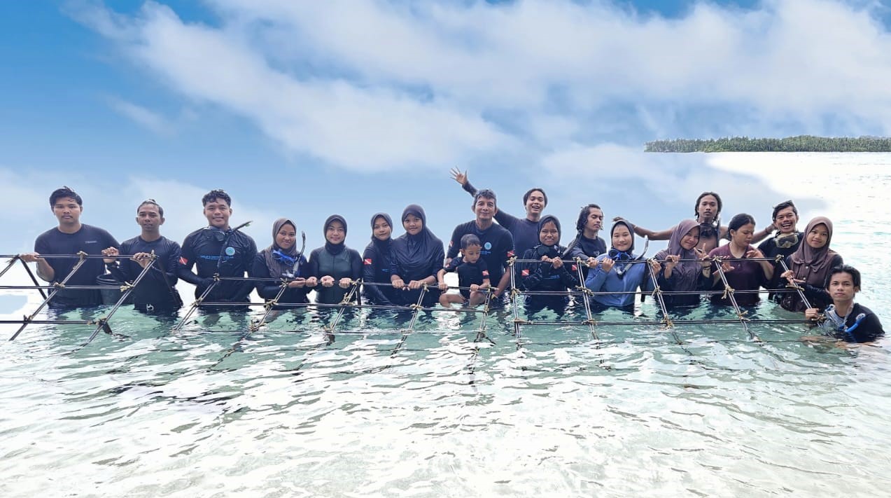 Usai Sertifikasi Selam, Diving Proklamator Universitas Bung Hatta, Gelar Transplantasi Terumbu Karang