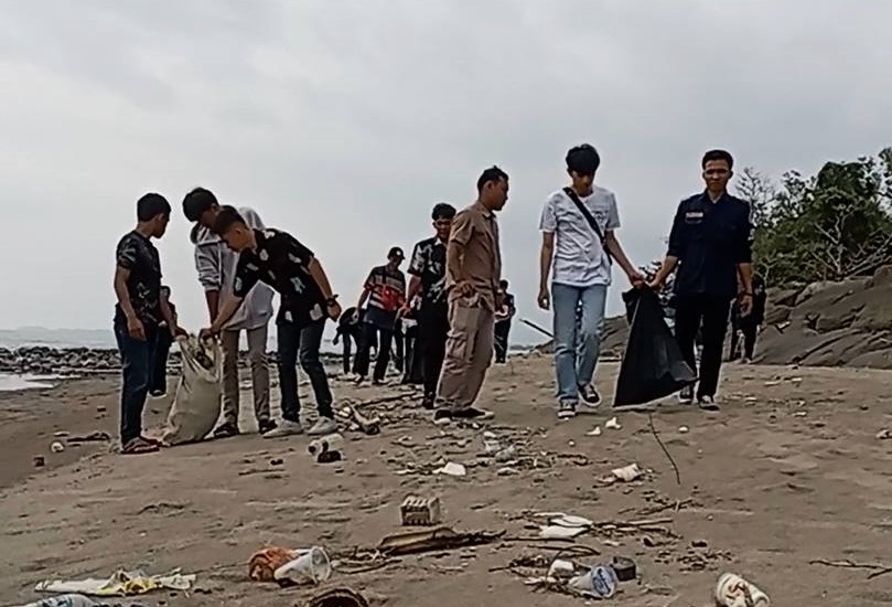 UKM Diving Proklamator Universitas Bung Hatta Gelar Aksi Bersih-Bersih Sampah Plastik Kawasan Pantai Bung Hatta