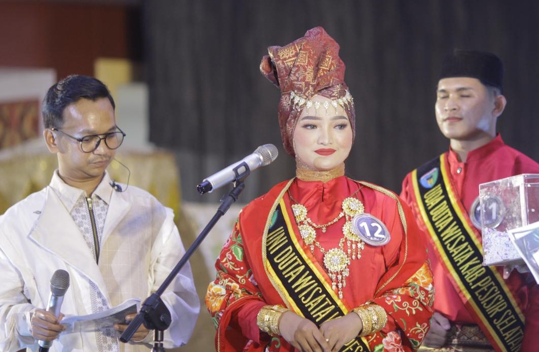 Bunga Rosa Melinda Budiyono, Mahasiswa FKIP Universitas Bung Hatta Di Nobatkan Uni Duta Wisata Ekonomi Kreatif Pesisir Selatan 2025