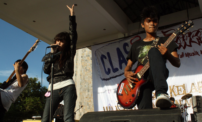 FTI-UBH Menyapa Pengunjung Pantai Muara Padang Dengan Festival Musik Kampus