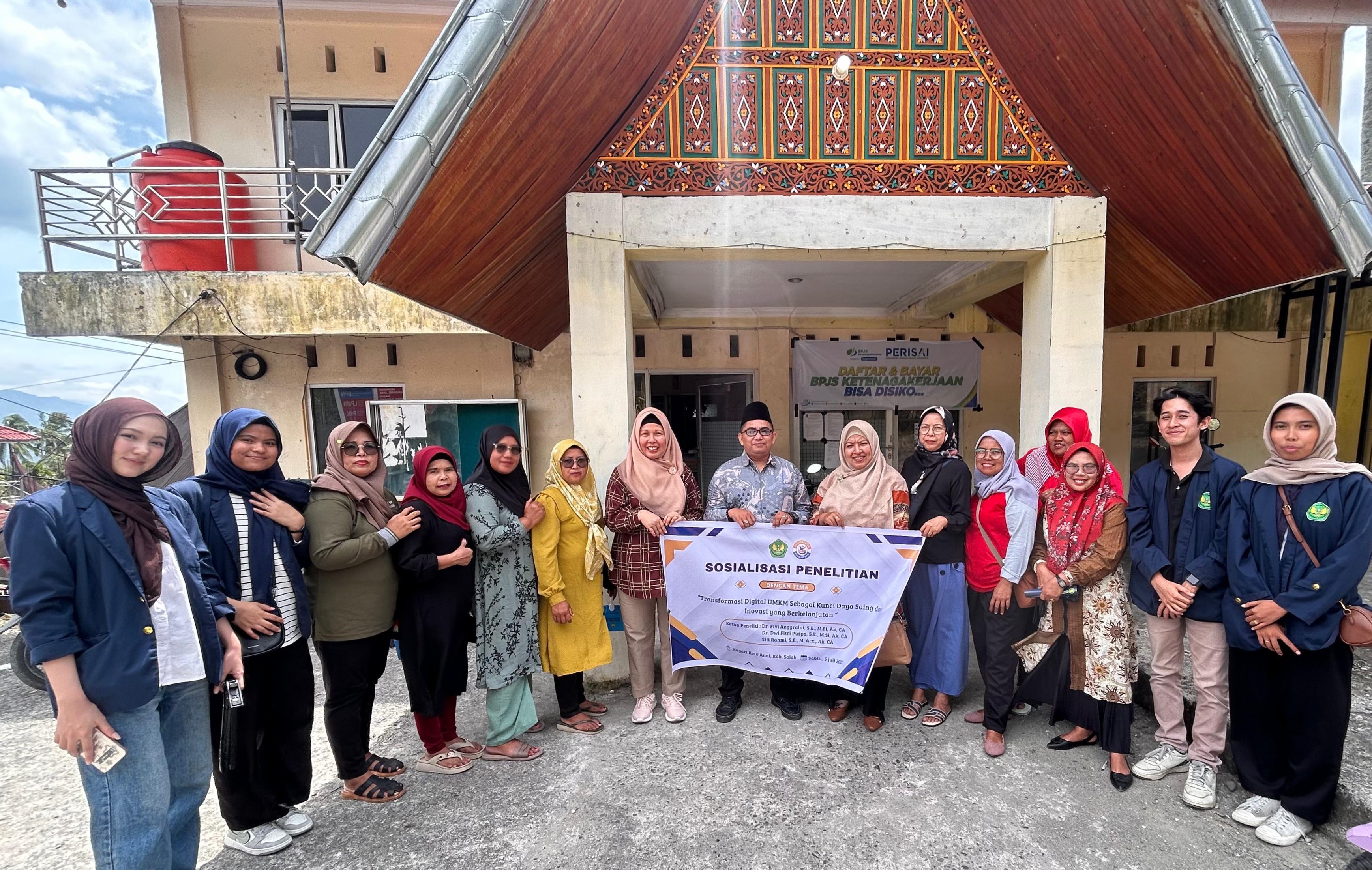 Tim Dosen Akuntansi FEB-UBH, Sosialisasikan Penelitian Transformasi Digital UKM di Koto Gadang Koto Anau