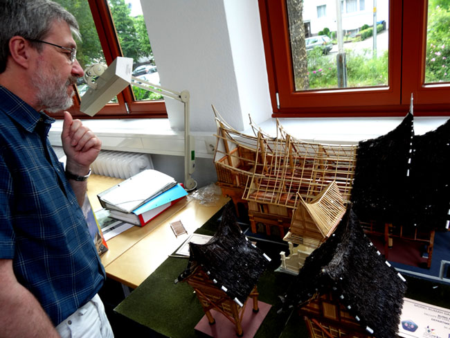 Karya mahasiswa UBH : Miniatur "Rumah Gadang"  jadi bahan pembelajaran Mahasiswa HAWK Jerman