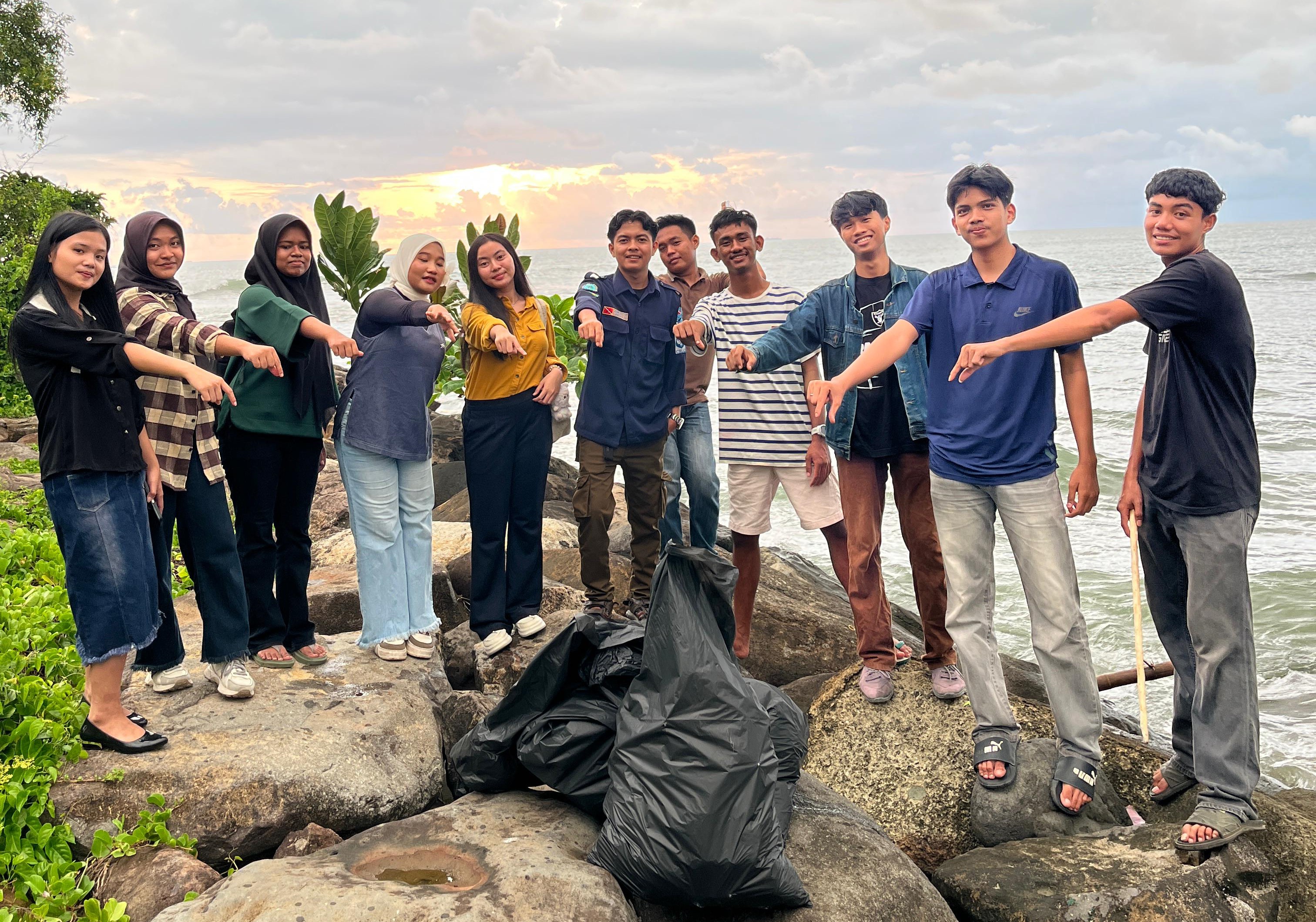 Peringati Hari Maritim Nasional, Diving Proklamator Universitas Bung Hatta Bersihkan Pantai Bung Hatta Ulak Karang