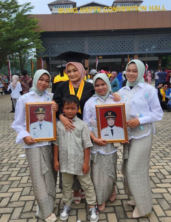Helga Shafiira, Wisudawan ke 80 Universitas Bung Hatta, Hanya Bisa Bawa Foto Almarhum Kedua Orang Tuanya.
