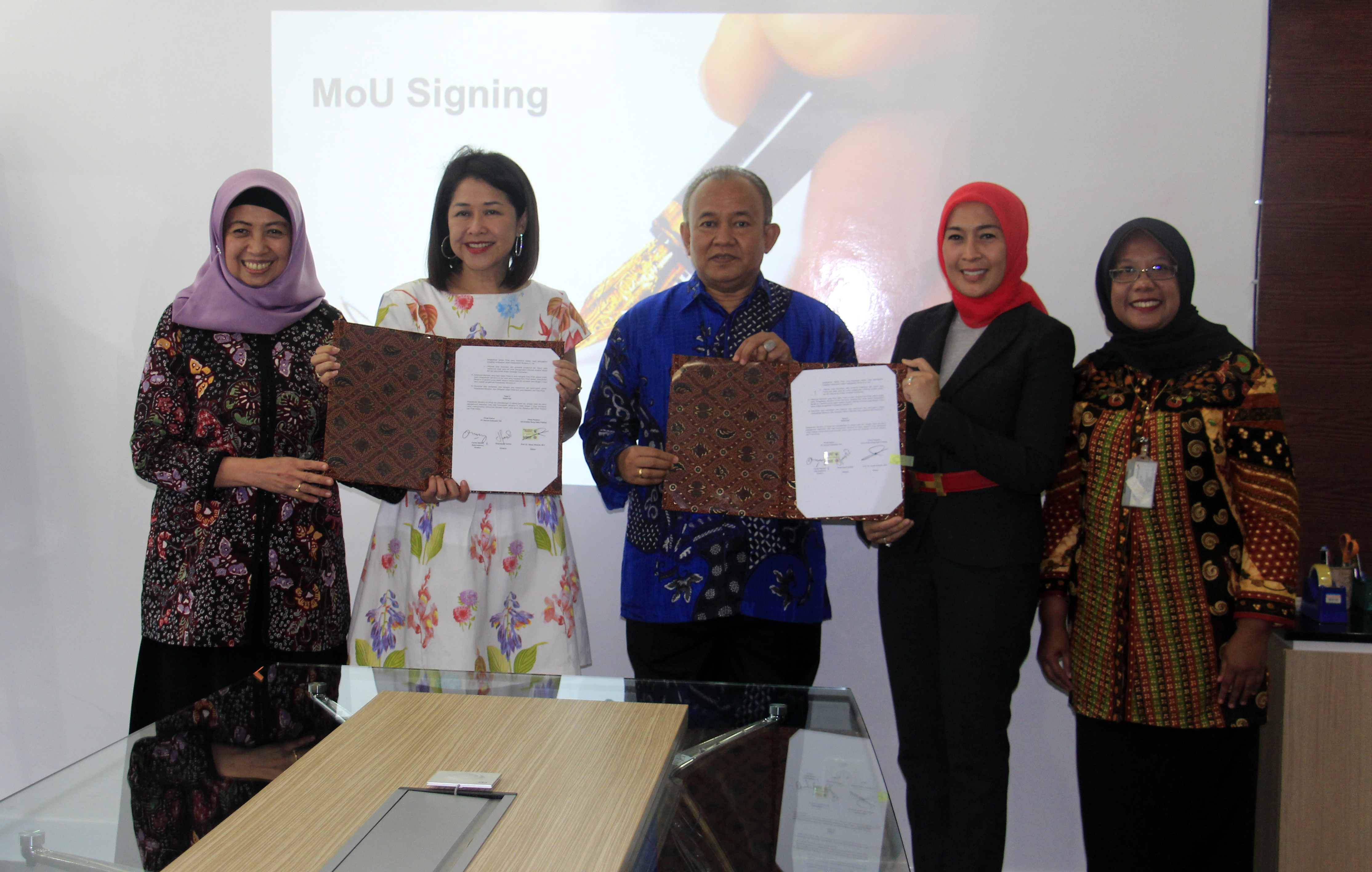 PT Holcim Indonesia Tbk dan Universitas Bung Hatta Tanda Tangani MoU