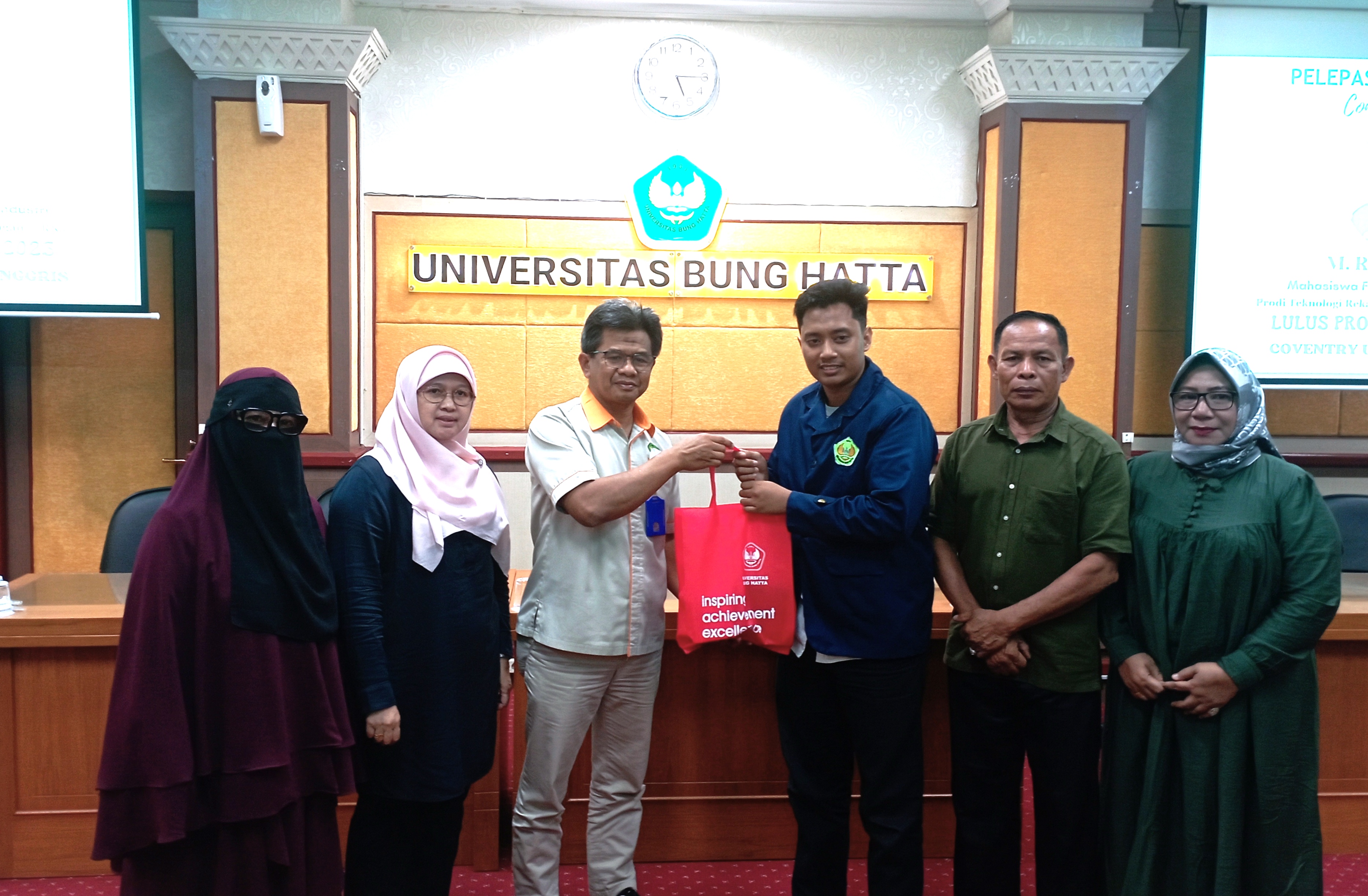 Wakil Rektor III UBH, Lepas  Mahasiswa Program IISMA 2023 Ke Coventry  University Inggris