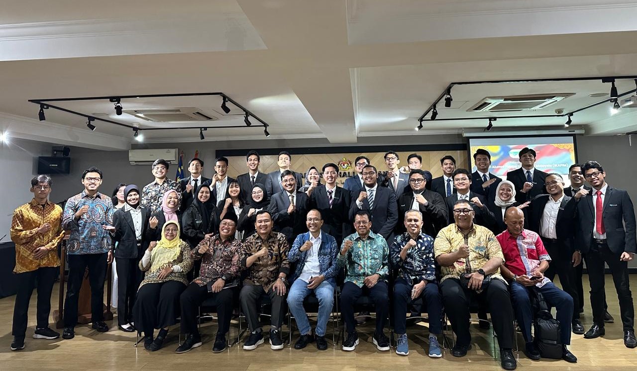 Pembina Yayasan dan Wakil Rektor III Universitas Bung Hatta Didapuk Sebagai Anggota Pembina Pengurus Ikatan Alumni Pelajar Indonesia se-Malaysia
