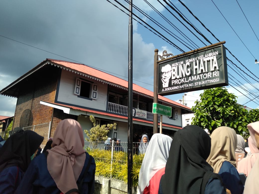 Mahasiswa  Universitas Bung Hatta Kuliah Lapangan MKDU Kebunghattaan