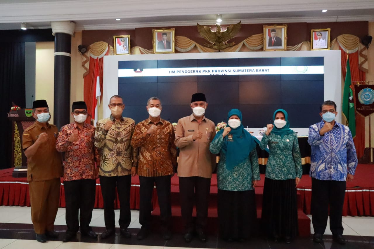Rektor Universitas Bung Hatta Tanda Tangani Komitmen Bersama dengan Tim Penggerak PKK Provinsi Sumatra Barat