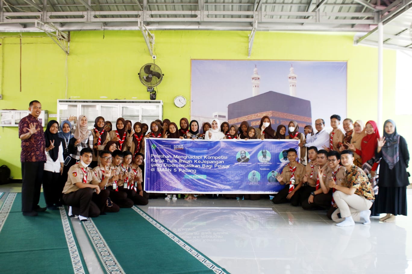 Dosen dan Mahasiswa Sastra Jepang Universitas Bung Hatta Adakan Pelatihan Karya Tulis Ilmiah Kejepangan di di SMAN 5 Padang