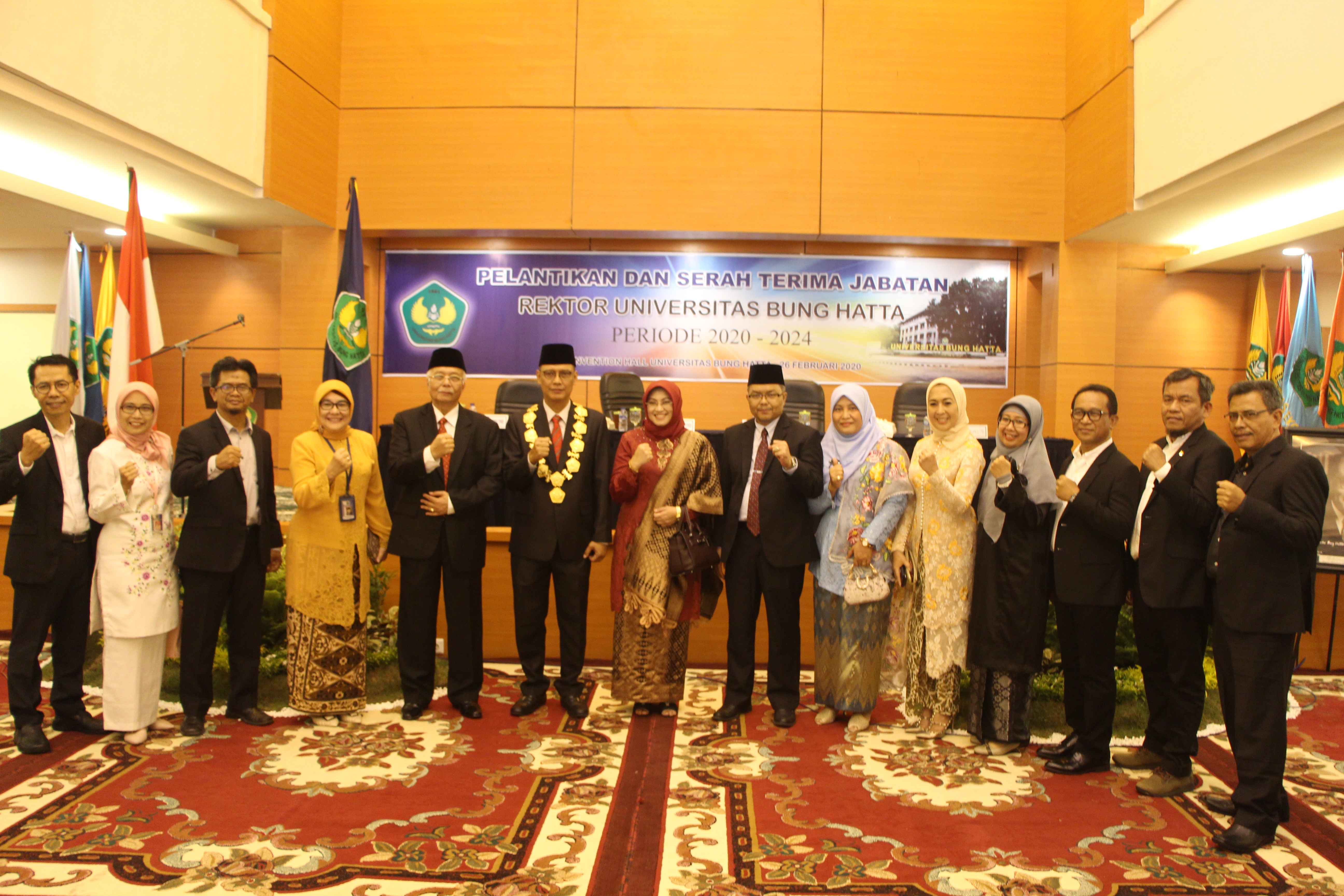 Ketua Badan Pengurus Melantik Rektor Universitas Bung Hatta Periode 2020-2024