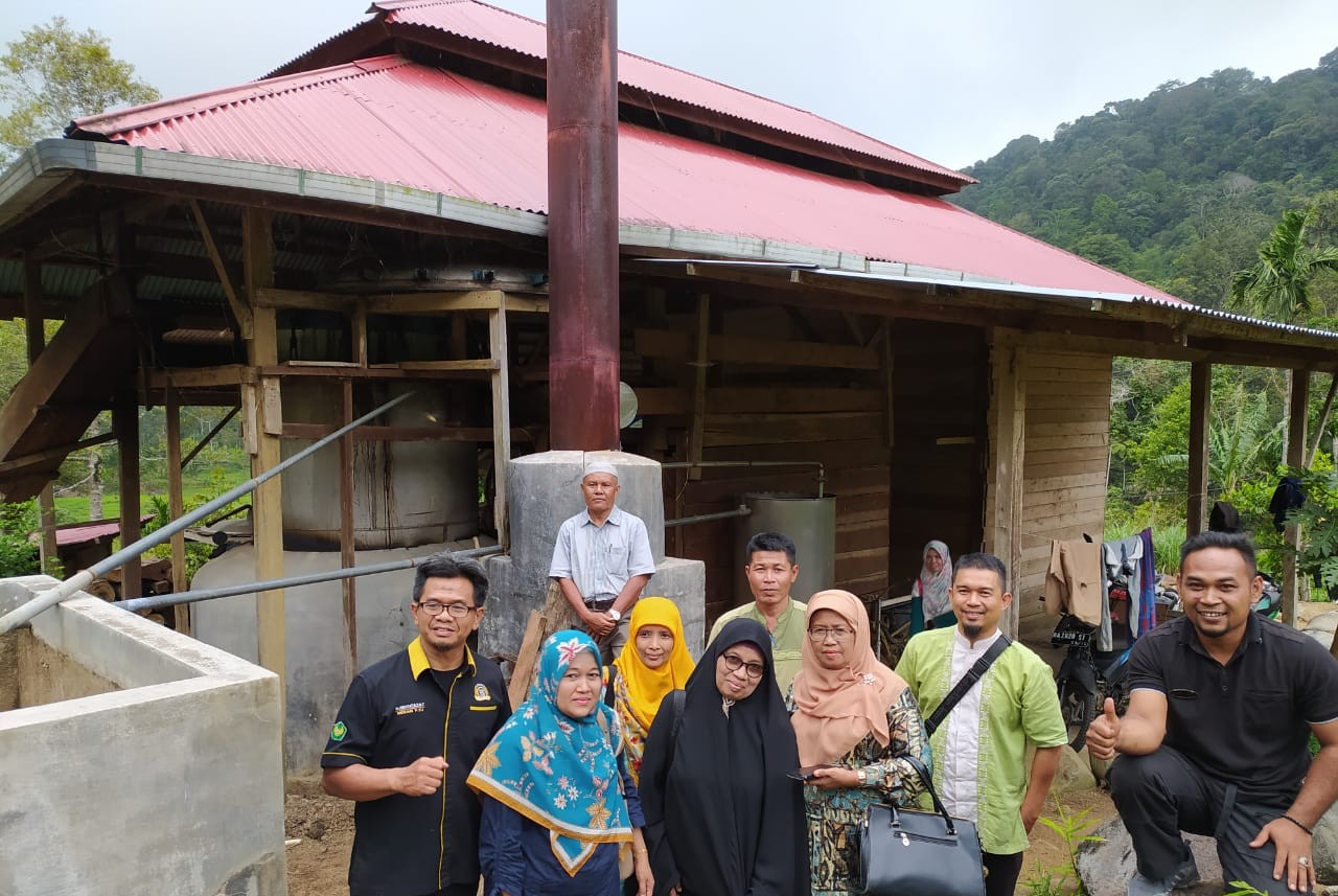 Pusyantek FTI UBH Kunjungi Kelompok Pengusaha Minyak Serai Wangi Pasaman Barat