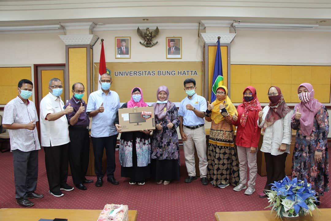Penyerahan Bantuan Perangkat Komputer untuk PengeIolaan E-Jurnal Universitas Bung Hatta