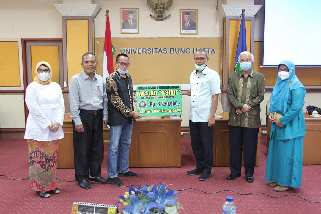 Siluni FKIP Universitas Bung Hatta Serahkan Sumbangan untuk Pembangunan Masjid Asiah