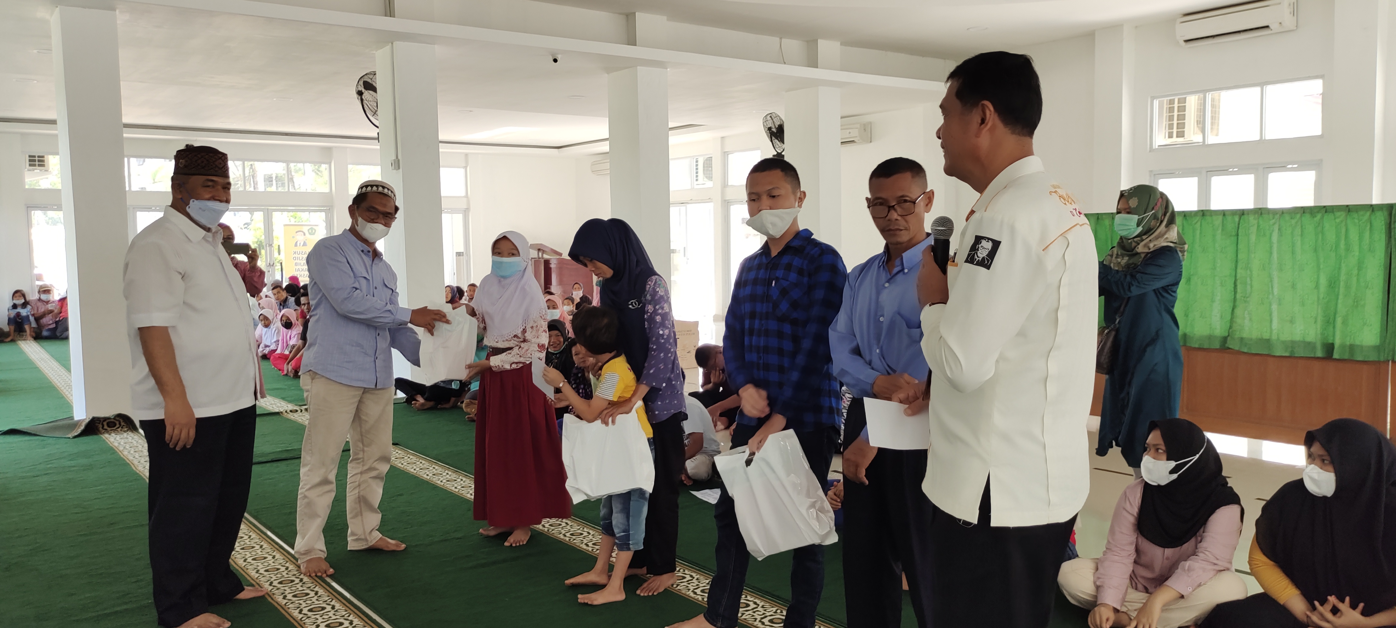 Unit Pengumpul Zakat Universitas Bung Hatta Distribusikan Zakat ke Anak-anak dari Masyarakat Sekitar dan Tendik