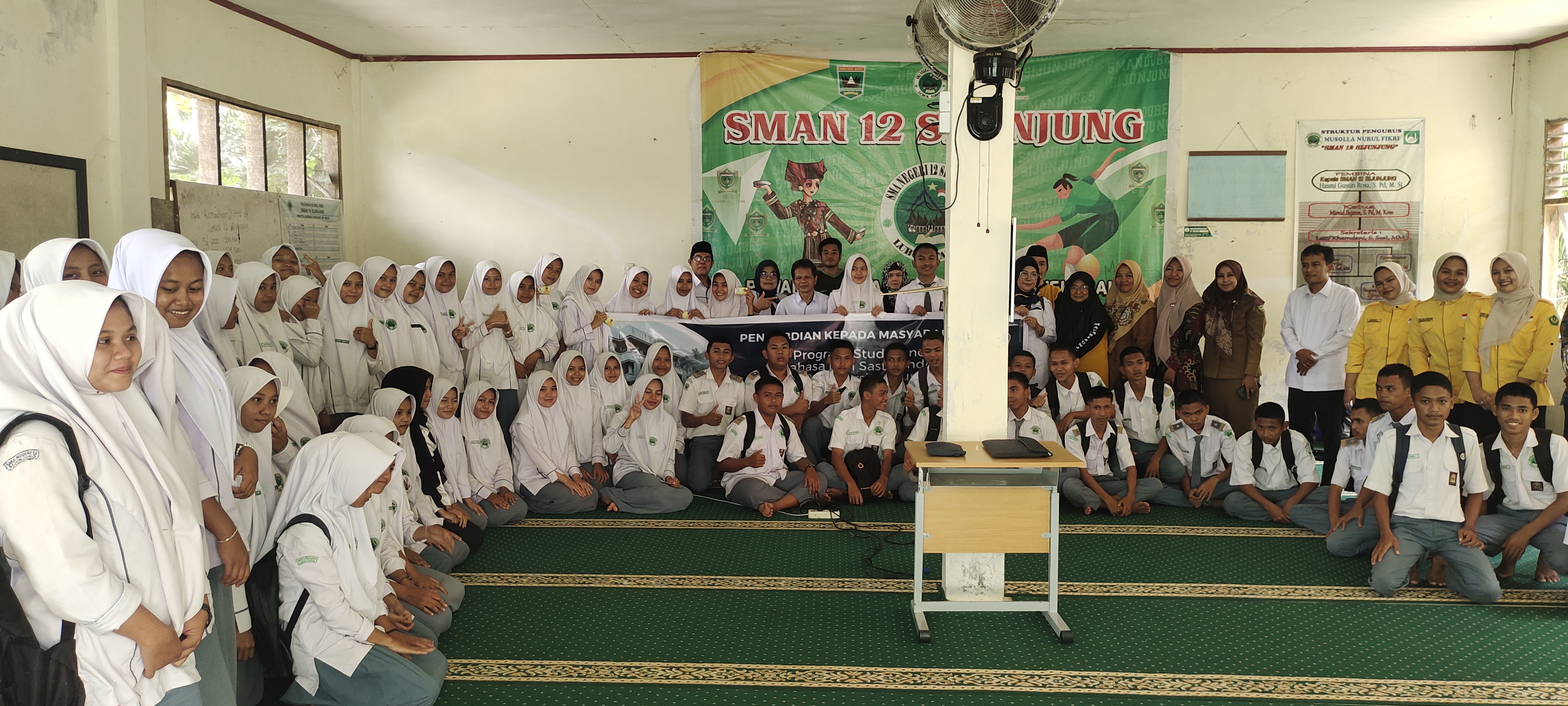 Prodi Pindo FKIP Universitas Bung Hatta PKM Sosialisasi Sumbang Duo Baleh bagi Siswa SMA N 12 Sijunjung