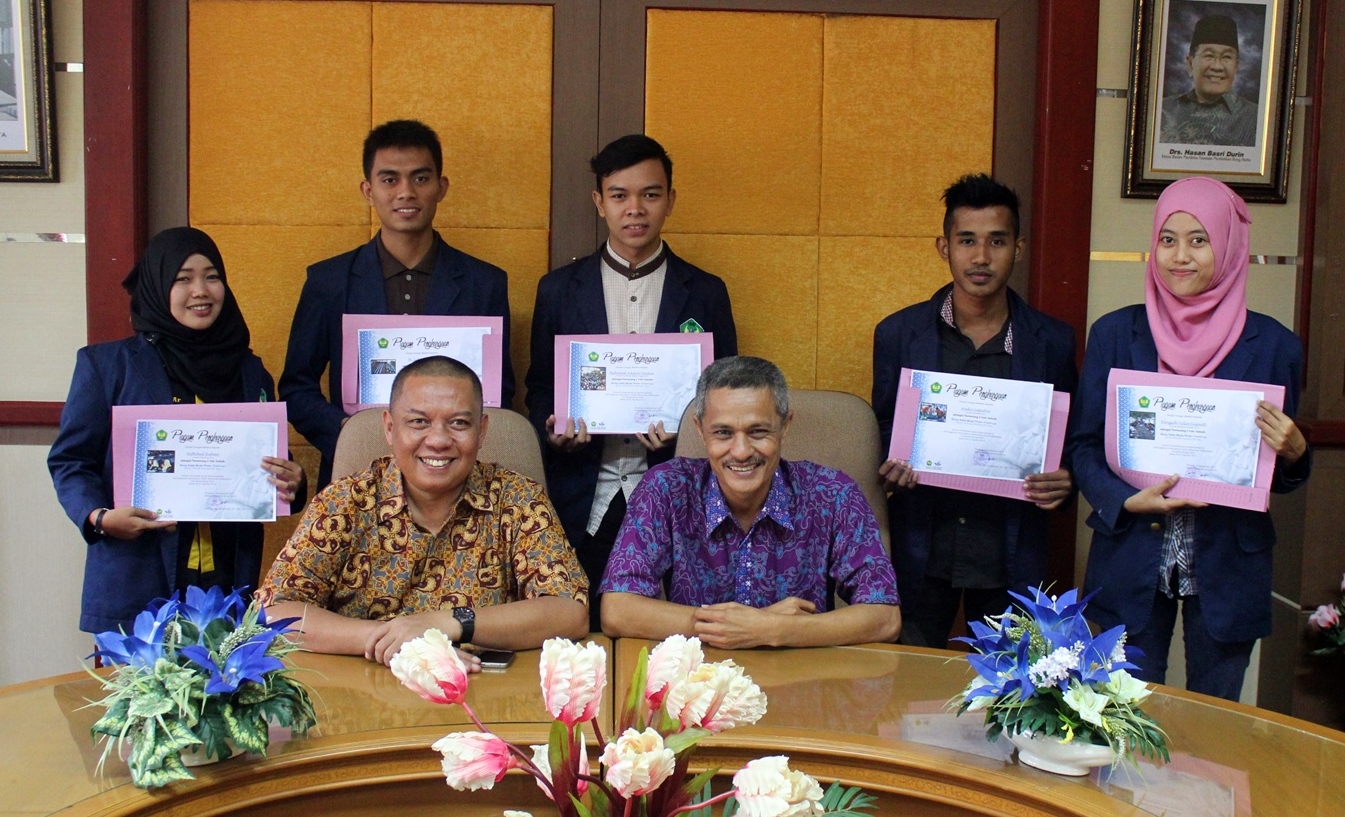 Rektor Universitas Bung Hatta Berikan Piagam Pemenang Lomba PKKMB 2015
