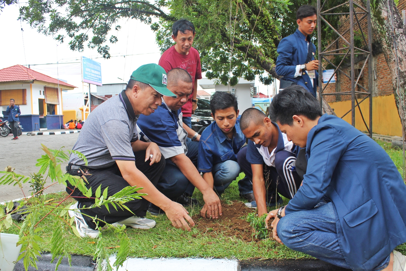 Rektor UBH Tanam Pohon Di Kampus Proklamator III