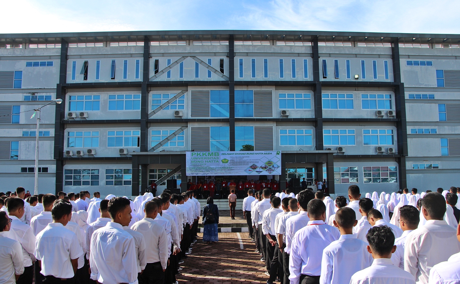 Pembukaan PKKMB Universitas Bung Hatta Tahun 2017 Disambut oleh Atrakasi Parmotor