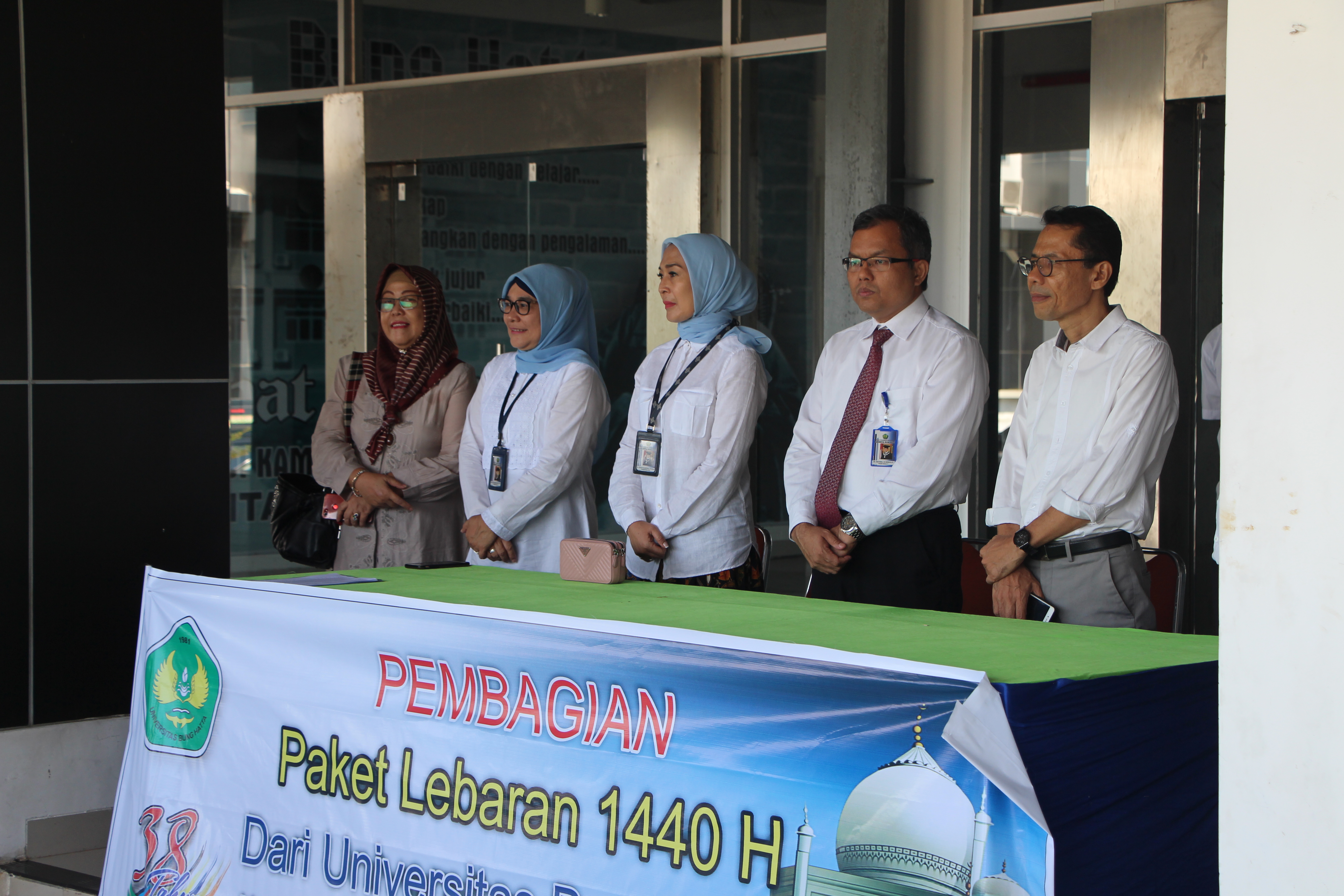 Pererat Silaturrahmi dengan Masyarakat, Universitas Bung Hatta bagi Paket Lebaran ke Masyarakat