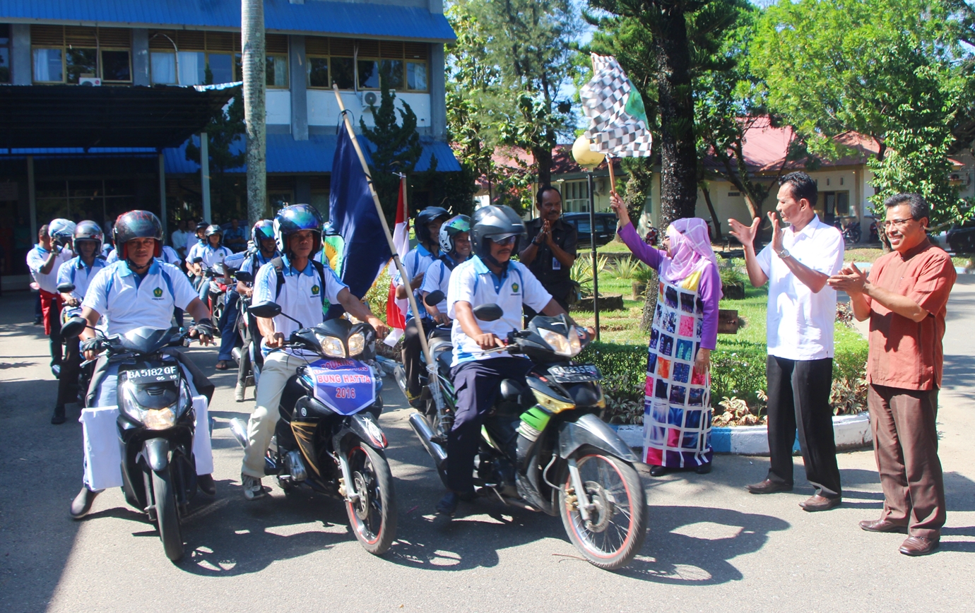 Sambut Tahun Baru 2016, Tenaga Kependidikan Universitas Bung Hatta Gelar Promosi Sambil Keliling Sumbar