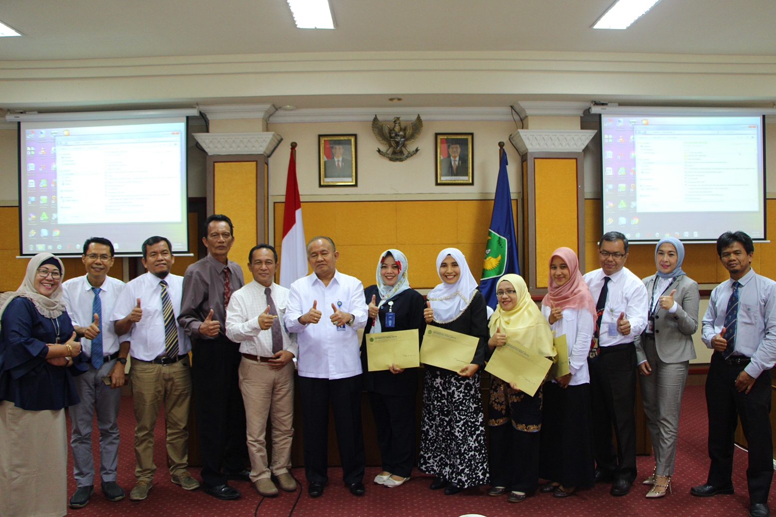 Rektor Universitas Bung Hatta Serahkan SK Perubahan Status Dosen FTSP dan Tenaga Kependidikan