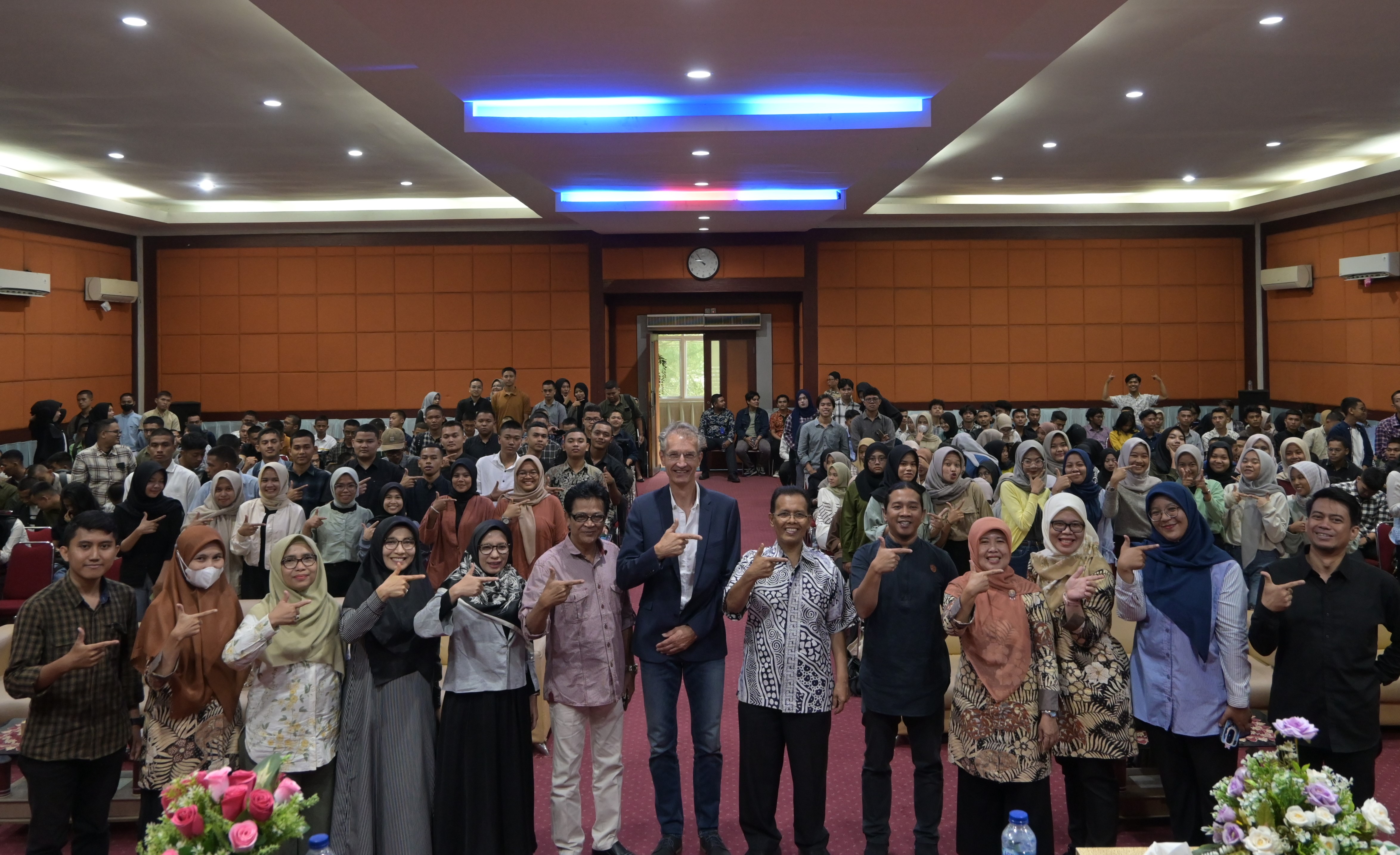 Prof. Dr.Ing Habil Michael Hansen dari HAWK University,Berikan Kuliah Umum Bagi Maba 2023 FTSP